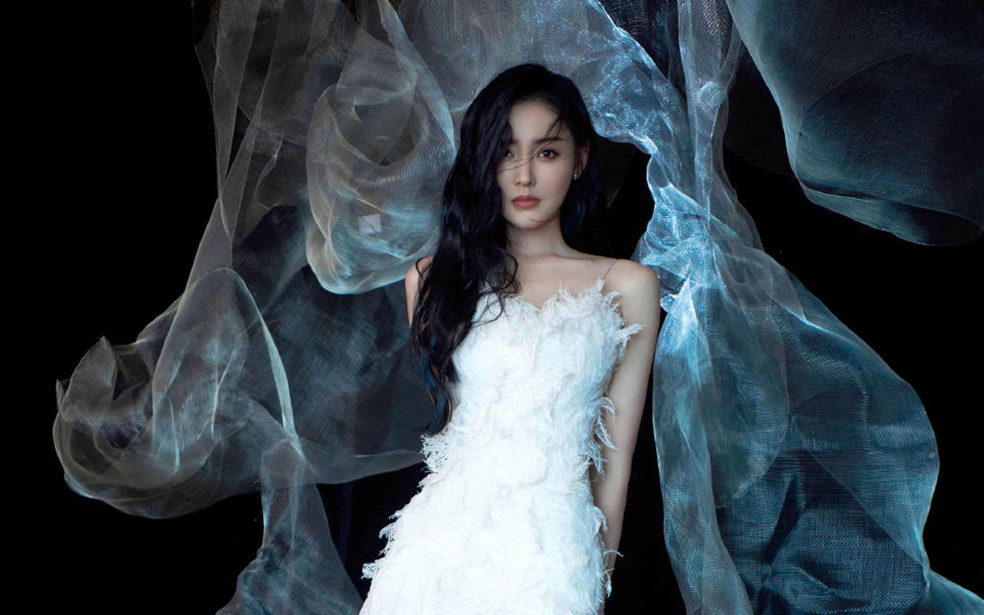 瑞士女足球员雪地铲球太猛，把对手铲进雪堆，瑞士女足国脚