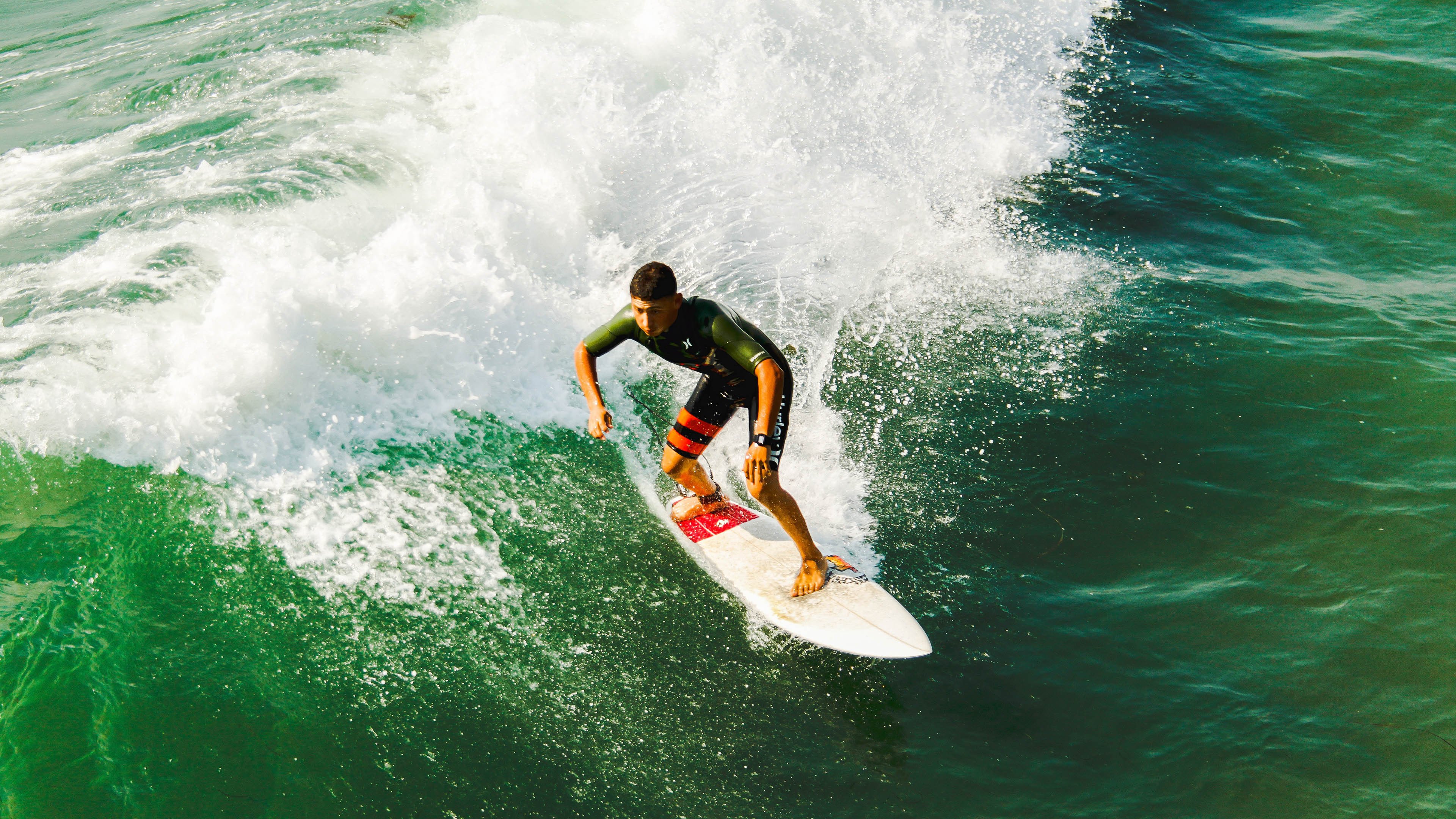 “英超战况激烈,逆转场面频繁出现”,“英超”